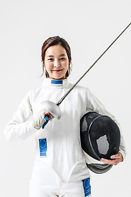 포토 JPG 스튜디오촬영 여자 실내 한명 웃음 들기 상반신 20대 성인 앞모습 한국인 헬멧 펜싱 펜싱선수 펜싱검 펜싱복 성인여자한명만 국내포토 1 스포츠 뷰포인트 유니폼 모션 운동선수 표정 사람 동양인 청년 내부 보호장비 펜싱용품 여자한명만 성인여자만 파일형식