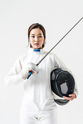 포토 JPG 스튜디오촬영 여자 실내 한명 들기 상반신 20대 성인 앞모습 한국인 헬멧 펜싱 펜싱선수 펜싱검 펜싱복 성인여자한명만 국내포토 1 스포츠 뷰포인트 유니폼 모션 운동선수 사람 동양인 청년 내부 보호장비 펜싱용품 여자한명만 성인여자만 파일형식
