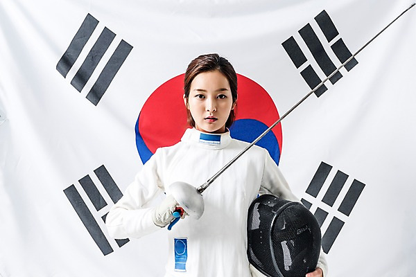 포토 JPG 스튜디오촬영 여자 실내 한명 들기 상반신 20대 성인 앞모습 한국인 태극기 헬멧 펜싱 펜싱선수 국가대표 펜싱검 펜싱복 성인여자한명만 국내포토 1 스포츠 뷰포인트 유니폼 모션 운동선수 사람 동양인 청년 내부 국기 보호장비 펜싱용품 여자한명만 성인여자만 파일형식