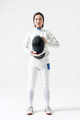 포토 JPG 스튜디오촬영 전신 여자 실내 한명 서기 들기 20대 성인 앞모습 한국인 헬멧 보호장비 펜싱 펜싱선수 펜싱복 성인여자한명만 국내포토 1 스포츠 뷰포인트 유니폼 모션 운동선수 사람 동양인 청년 내부 장비 여자한명만 성인여자만 파일형식