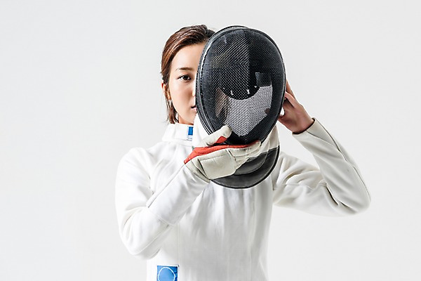 포토 JPG 스튜디오촬영 여자 실내 한명 들기 상반신 20대 성인 앞모습 한국인 헬멧 보호장비 펜싱 펜싱선수 펜싱복 성인여자한명만 국내포토 1 스포츠 뷰포인트 유니폼 모션 운동선수 사람 동양인 청년 내부 장비 여자한명만 성인여자만 파일형식