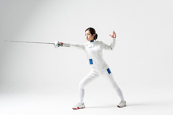 포토 JPG 스튜디오촬영 전신 여자 실내 한명 서기 들기 20대 성인 앞모습 한국인 펜싱 펜싱선수 찌르기 펜싱검 펜싱복 성인여자한명만 국내포토 1 스포츠 뷰포인트 유니폼 모션 운동선수 사람 동양인 청년 내부 펜싱용품 여자한명만 성인여자만 파일형식