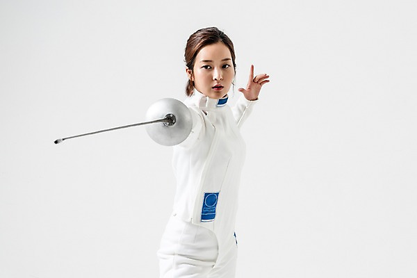 포토 JPG 스튜디오촬영 여자 실내 한명 들기 상반신 20대 성인 앞모습 한국인 펜싱 펜싱선수 찌르기 펜싱검 펜싱복 성인여자한명만 국내포토 1 스포츠 뷰포인트 유니폼 모션 운동선수 사람 동양인 청년 내부 펜싱용품 여자한명만 성인여자만 파일형식