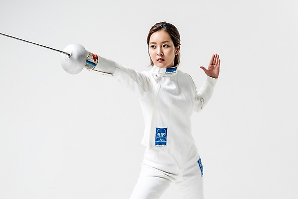 포토 JPG 스튜디오촬영 여자 실내 한명 들기 상반신 20대 성인 앞모습 한국인 펜싱 펜싱선수 찌르기 펜싱검 펜싱복 성인여자한명만 국내포토 1 스포츠 뷰포인트 유니폼 모션 운동선수 사람 동양인 청년 내부 펜싱용품 여자한명만 성인여자만 파일형식