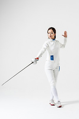 포토 JPG 스튜디오촬영 전신 여자 실내 한명 서기 들기 20대 성인 앞모습 한국인 펜싱 펜싱선수 찌르기 펜싱검 펜싱복 성인여자한명만 국내포토 1 스포츠 뷰포인트 유니폼 모션 운동선수 사람 동양인 청년 내부 펜싱용품 여자한명만 성인여자만 파일형식
