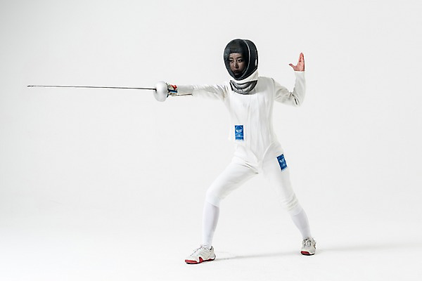 포토 JPG 스튜디오촬영 전신 여자 실내 한명 서기 들기 20대 성인 앞모습 한국인 헬멧 펜싱 펜싱선수 찌르기 펜싱검 펜싱복 성인여자한명만 국내포토 1 스포츠 뷰포인트 유니폼 모션 운동선수 사람 동양인 청년 내부 보호장비 펜싱용품 여자한명만 성인여자만 파일형식