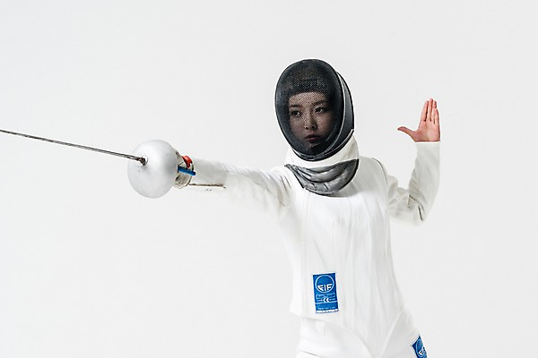 포토 JPG 스튜디오촬영 여자 실내 한명 들기 상반신 20대 성인 앞모습 한국인 헬멧 펜싱 펜싱선수 찌르기 펜싱검 펜싱복 성인여자한명만 국내포토 1 스포츠 뷰포인트 유니폼 모션 운동선수 사람 동양인 청년 내부 보호장비 펜싱용품 여자한명만 성인여자만 파일형식