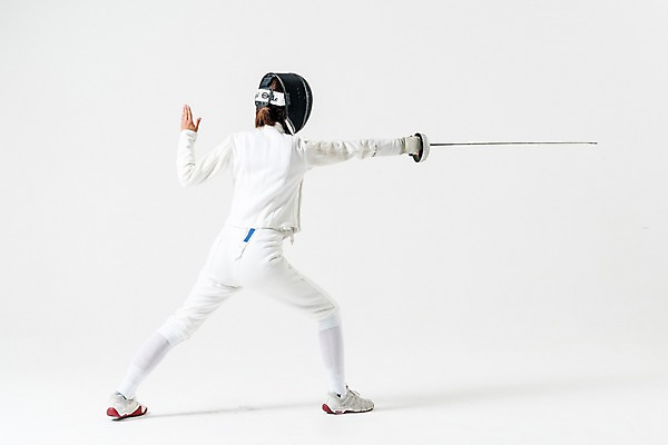 포토 JPG 스튜디오촬영 전신 여자 실내 한명 서기 들기 20대 성인 뒷모습 한국인 헬멧 펜싱 펜싱선수 찌르기 펜싱검 펜싱복 성인여자한명만 국내포토 1 스포츠 뷰포인트 유니폼 모션 운동선수 사람 동양인 청년 내부 보호장비 펜싱용품 여자한명만 성인여자만 파일형식