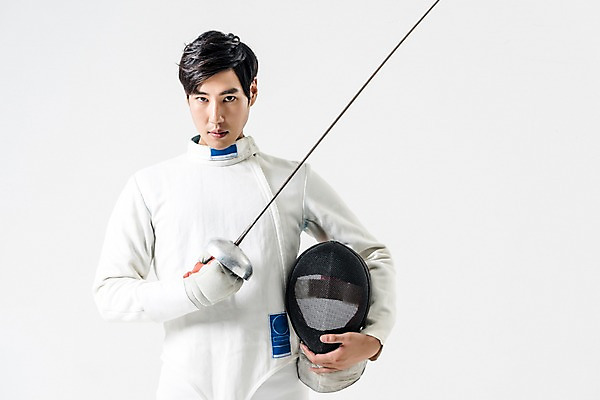 포토 JPG 스튜디오촬영 남자 실내 한명 들기 상반신 20대 성인 앞모습 한국인 헬멧 보호장비 펜싱 펜싱선수 펜싱검 펜싱복 성인남자한명만 국내포토 1 스포츠 뷰포인트 유니폼 모션 운동선수 사람 동양인 청년 내부 장비 펜싱용품 남자한명만 성인남자만 파일형식