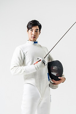 포토 JPG 스튜디오촬영 남자 실내 한명 들기 상반신 20대 성인 앞모습 한국인 헬멧 보호장비 펜싱 펜싱선수 펜싱검 펜싱복 성인남자한명만 국내포토 1 스포츠 뷰포인트 유니폼 모션 운동선수 사람 동양인 청년 내부 장비 펜싱용품 남자한명만 성인남자만 파일형식