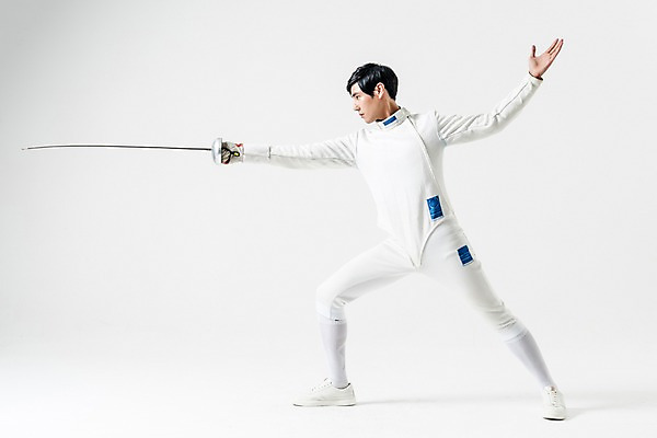 포토 JPG 스튜디오촬영 전신 남자 실내 한명 서기 들기 20대 성인 옆모습 한국인 펜싱 펜싱선수 찌르기 펜싱검 펜싱복 성인남자한명만 국내포토 1 스포츠 뷰포인트 유니폼 모션 운동선수 사람 동양인 청년 내부 펜싱용품 남자한명만 성인남자만 파일형식