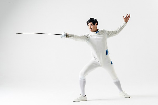 포토 JPG 스튜디오촬영 전신 남자 실내 한명 서기 들기 20대 성인 앞모습 한국인 펜싱 펜싱선수 찌르기 펜싱검 펜싱복 성인남자한명만 국내포토 1 스포츠 뷰포인트 유니폼 모션 운동선수 사람 동양인 청년 내부 펜싱용품 남자한명만 성인남자만 파일형식