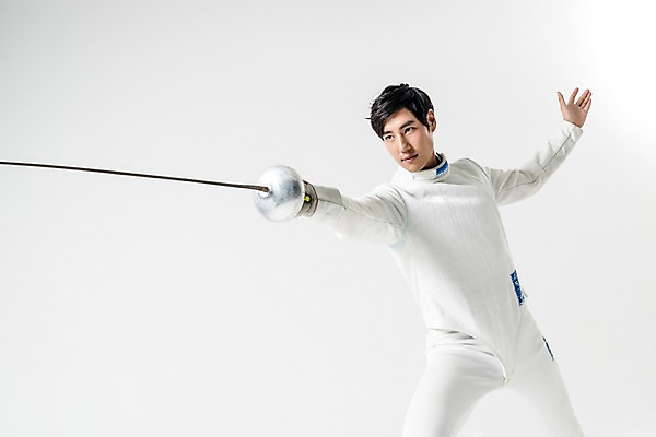 포토 JPG 스튜디오촬영 남자 실내 한명 들기 상반신 20대 성인 앞모습 한국인 펜싱 펜싱선수 찌르기 펜싱검 펜싱복 성인남자한명만 국내포토 1 스포츠 뷰포인트 유니폼 모션 운동선수 사람 동양인 청년 내부 펜싱용품 남자한명만 성인남자만 파일형식