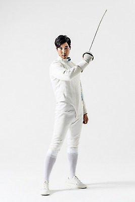 포토 JPG 스튜디오촬영 전신 남자 실내 한명 서기 들기 20대 성인 앞모습 한국인 펜싱 펜싱선수 펜싱검 펜싱복 성인남자한명만 국내포토 1 스포츠 뷰포인트 유니폼 모션 운동선수 사람 동양인 청년 내부 펜싱용품 남자한명만 성인남자만 파일형식