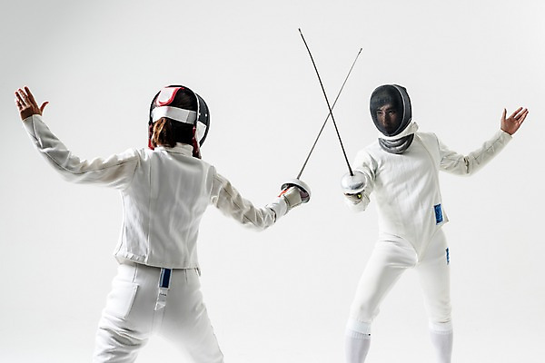 포토 JPG 스튜디오촬영 여자 남자 실내 들기 상반신 20대 성인 두명 앞모습 뒷모습 마주보기 경쟁 한국인 헬멧 보호장비 펜싱 펜싱선수 펜싱검 펜싱복 성인만 국내포토 스포츠 뷰포인트 컨셉 유니폼 모션 운동선수 사람 동양인 청년 내부 장비 펜싱용품 파일형식