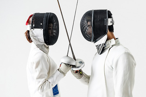 포토 JPG 스튜디오촬영 여자 남자 실내 들기 상반신 20대 성인 두명 옆모습 마주보기 경쟁 한국인 헬멧 보호장비 펜싱 펜싱선수 펜싱검 펜싱복 성인만 국내포토 스포츠 뷰포인트 컨셉 유니폼 모션 운동선수 사람 동양인 청년 내부 장비 펜싱용품 파일형식