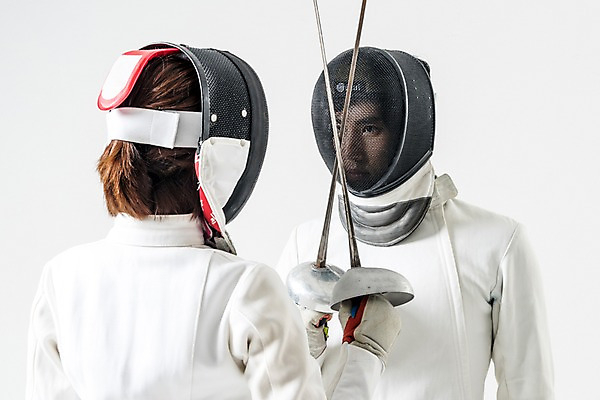 포토 JPG 스튜디오촬영 여자 남자 실내 들기 상반신 20대 성인 두명 앞모습 뒷모습 마주보기 경쟁 한국인 헬멧 보호장비 펜싱 펜싱선수 펜싱검 펜싱복 성인만 국내포토 스포츠 뷰포인트 컨셉 유니폼 모션 운동선수 사람 동양인 청년 내부 장비 펜싱용품 파일형식