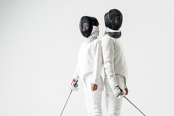 포토 JPG 스튜디오촬영 여자 남자 실내 들기 상반신 20대 성인 두명 옆모습 한국인 등맞대기 헬멧 펜싱 펜싱선수 펜싱검 펜싱복 성인만 국내포토 스포츠 뷰포인트 유니폼 모션 운동선수 사람 동양인 청년 내부 보호장비 펜싱용품 파일형식