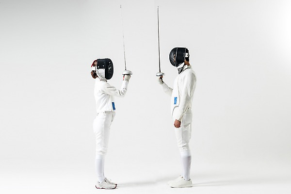 포토 JPG 스튜디오촬영 전신 여자 남자 실내 서기 들기 20대 성인 두명 옆모습 마주보기 경쟁 한국인 헬멧 보호장비 펜싱 펜싱선수 펜싱검 펜싱복 성인만 국내포토 스포츠 뷰포인트 컨셉 유니폼 모션 운동선수 사람 동양인 청년 내부 장비 펜싱용품 파일형식