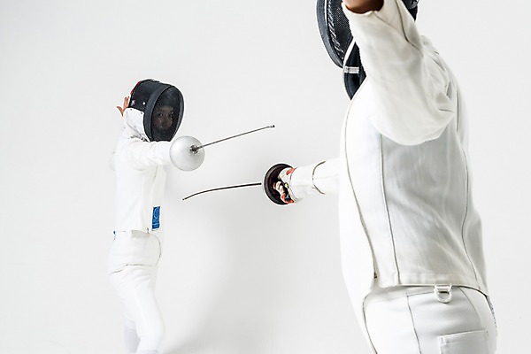 포토 JPG 스튜디오촬영 여자 남자 실내 들기 상반신 20대 성인 두명 옆모습 뒷모습 마주보기 경쟁 한국인 헬멧 보호장비 펜싱 펜싱선수 찌르기 펜싱검 펜싱복 성인만 국내포토 스포츠 뷰포인트 컨셉 유니폼 모션 운동선수 사람 동양인 청년 내부 장비 펜싱용품 파일형식