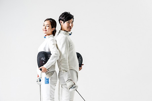 포토 JPG 스튜디오촬영 여자 남자 실내 웃음 들기 상반신 20대 성인 두명 옆모습 한국인 등맞대기 헬멧 보호장비 펜싱 펜싱선수 펜싱검 펜싱복 성인만 국내포토 스포츠 뷰포인트 유니폼 모션 운동선수 표정 사람 동양인 청년 내부 장비 펜싱용품 파일형식