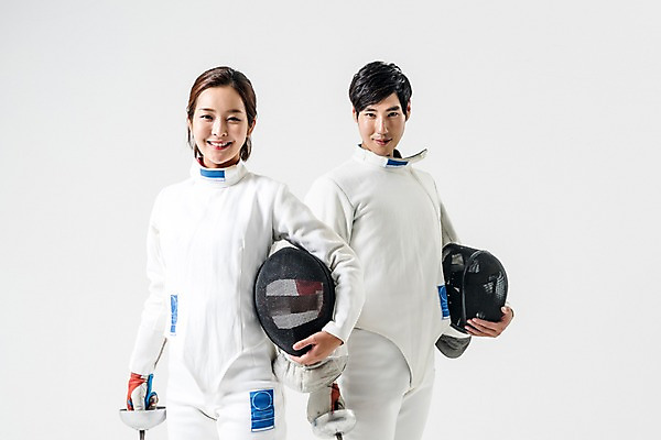 포토 JPG 스튜디오촬영 여자 남자 실내 웃음 들기 상반신 20대 성인 두명 앞모습 한국인 헬멧 보호장비 펜싱 펜싱선수 펜싱검 펜싱복 성인만 국내포토 스포츠 뷰포인트 유니폼 모션 운동선수 표정 사람 동양인 청년 내부 장비 펜싱용품 파일형식