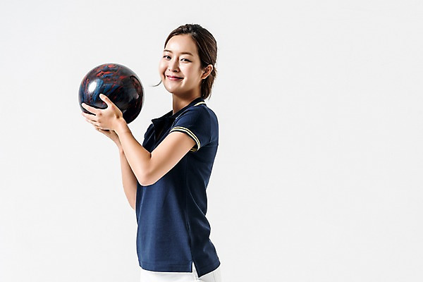 포토 JPG 스튜디오촬영 여자 실내 한명 웃음 들기 상반신 20대 성인 옆모습 운동복 한국인 볼링 볼링공 볼링선수 성인여자한명만 국내포토 1 옷 뷰포인트 공 모션 운동선수 표정 사람 동양인 청년 내부 구기 볼링용품 여자한명만 성인여자만 파일형식