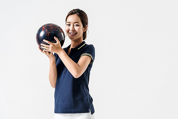 포토 JPG 스튜디오촬영 여자 실내 한명 웃음 들기 상반신 20대 성인 앞모습 운동복 한국인 볼링 볼링공 볼링선수 성인여자한명만 국내포토 1 옷 뷰포인트 공 모션 운동선수 표정 사람 동양인 청년 내부 구기 볼링용품 여자한명만 성인여자만 파일형식