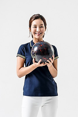 포토 JPG 스튜디오촬영 여자 실내 한명 웃음 들기 상반신 20대 성인 앞모습 운동복 한국인 볼링 볼링공 볼링선수 성인여자한명만 국내포토 1 옷 뷰포인트 공 모션 운동선수 표정 사람 동양인 청년 내부 구기 볼링용품 여자한명만 성인여자만 파일형식