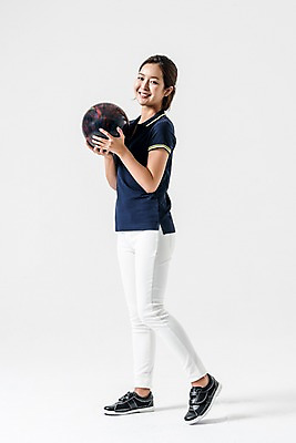 포토 JPG 스튜디오촬영 전신 여자 실내 한명 서기 웃음 들기 20대 성인 옆모습 운동복 한국인 볼링 볼링공 볼링선수 성인여자한명만 국내포토 1 옷 뷰포인트 공 모션 운동선수 표정 사람 동양인 청년 내부 구기 볼링용품 여자한명만 성인여자만 파일형식