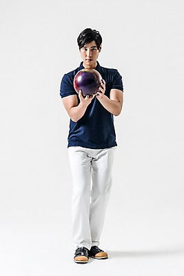 포토 JPG 스튜디오촬영 전신 남자 실내 한명 서기 들기 20대 성인 앞모습 운동복 한국인 볼링 볼링공 볼링선수 성인남자한명만 국내포토 1 옷 뷰포인트 공 모션 운동선수 사람 동양인 청년 내부 구기 볼링용품 남자한명만 성인남자만 파일형식