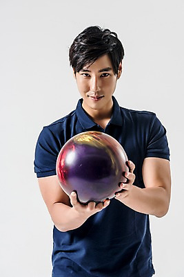 포토 JPG 스튜디오촬영 응시 남자 실내 한명 들기 상반신 20대 성인 앞모습 운동복 한국인 볼링 볼링공 볼링선수 성인남자한명만 국내포토 1 시선 옷 뷰포인트 공 모션 운동선수 사람 동양인 청년 내부 구기 볼링용품 남자한명만 성인남자만 파일형식