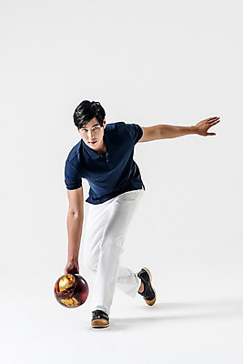 포토 JPG 스튜디오촬영 전신 남자 실내 한명 서기 들기 20대 성인 앞모습 운동복 한국인 볼링 스윙 볼링공 굴리기 볼링선수 성인남자한명만 국내포토 1 옷 뷰포인트 포즈 공 모션 운동선수 사람 동양인 청년 내부 구기 볼링용품 남자한명만 성인남자만 파일형식