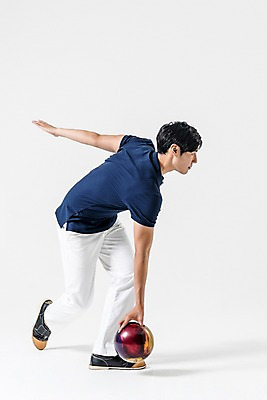 포토 JPG 스튜디오촬영 전신 남자 실내 한명 서기 들기 20대 성인 옆모습 운동복 한국인 볼링 스윙 볼링공 굴리기 볼링선수 성인남자한명만 국내포토 1 옷 뷰포인트 포즈 공 모션 운동선수 사람 동양인 청년 내부 구기 볼링용품 남자한명만 성인남자만 파일형식