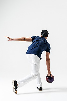 포토 JPG 스튜디오촬영 전신 남자 실내 한명 서기 들기 20대 성인 뒷모습 운동복 한국인 볼링 스윙 볼링공 굴리기 볼링선수 성인남자한명만 국내포토 1 옷 뷰포인트 포즈 공 모션 운동선수 사람 동양인 청년 내부 구기 볼링용품 남자한명만 성인남자만 파일형식