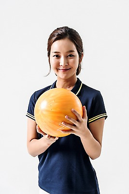 포토 JPG 스튜디오촬영 여자 실내 한명 웃음 들기 상반신 20대 성인 앞모습 운동복 한국인 볼링 볼링공 볼링선수 성인여자한명만 국내포토 1 옷 뷰포인트 공 모션 운동선수 표정 사람 동양인 청년 내부 구기 볼링용품 여자한명만 성인여자만 파일형식