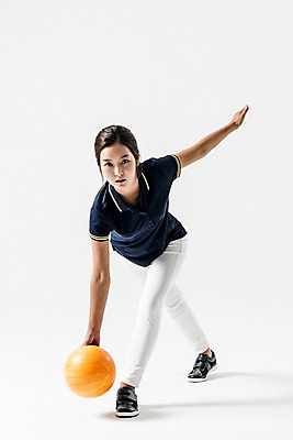 포토 JPG 스튜디오촬영 전신 여자 실내 한명 서기 들기 20대 성인 앞모습 운동복 한국인 볼링 스윙 볼링공 굴리기 볼링선수 성인여자한명만 국내포토 1 옷 뷰포인트 포즈 공 모션 운동선수 사람 동양인 청년 내부 구기 볼링용품 여자한명만 성인여자만 파일형식