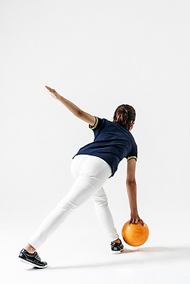 포토 JPG 스튜디오촬영 전신 여자 실내 한명 서기 들기 20대 성인 뒷모습 운동복 한국인 볼링 스윙 볼링공 굴리기 볼링선수 성인여자한명만 국내포토 1 옷 뷰포인트 포즈 공 모션 운동선수 사람 동양인 청년 내부 구기 볼링용품 여자한명만 성인여자만 파일형식