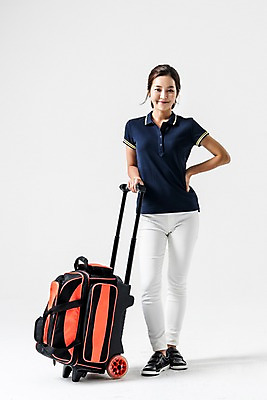 포토 JPG 스튜디오촬영 전신 여자 허리손 실내 한명 서기 웃음 20대 성인 앞모습 운동복 캐리어 한국인 잡기 볼링 볼링선수 성인여자한명만 국내포토 1 옷 뷰포인트 포즈 모션 운동선수 표정 사람 동양인 청년 내부 구기 여행가방 여자한명만 성인여자만 파일형식