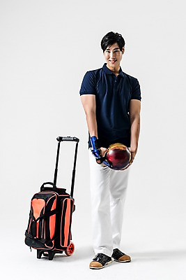 포토 JPG 스튜디오촬영 전신 남자 실내 한명 서기 웃음 들기 20대 성인 앞모습 운동복 캐리어 한국인 볼링 볼링공 볼링선수 성인남자한명만 국내포토 1 옷 뷰포인트 공 모션 운동선수 표정 사람 동양인 청년 내부 구기 여행가방 볼링용품 남자한명만 성인남자만 파일형식