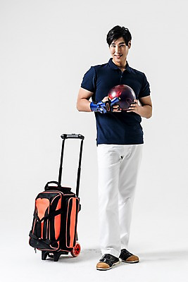 포토 JPG 스튜디오촬영 전신 남자 실내 한명 서기 웃음 들기 20대 성인 앞모습 운동복 캐리어 한국인 볼링 볼링공 볼링선수 성인남자한명만 국내포토 1 옷 뷰포인트 공 모션 운동선수 표정 사람 동양인 청년 내부 구기 여행가방 볼링용품 남자한명만 성인남자만 파일형식