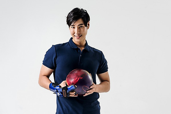 포토 JPG 스튜디오촬영 남자 실내 한명 웃음 들기 상반신 20대 성인 앞모습 운동복 한국인 볼링 볼링공 볼링선수 성인남자한명만 국내포토 1 옷 뷰포인트 공 모션 운동선수 표정 사람 동양인 청년 내부 구기 볼링용품 남자한명만 성인남자만 파일형식