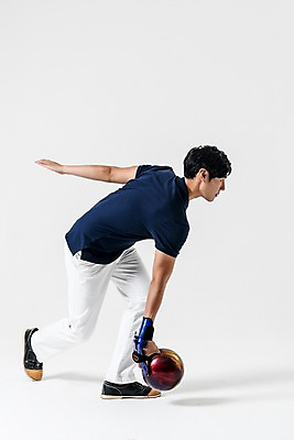 포토 JPG 스튜디오촬영 전신 남자 실내 한명 서기 들기 20대 성인 옆모습 운동복 한국인 볼링 스윙 볼링공 굴리기 볼링선수 성인남자한명만 국내포토 1 옷 뷰포인트 포즈 공 모션 운동선수 사람 동양인 청년 내부 구기 볼링용품 남자한명만 성인남자만 파일형식
