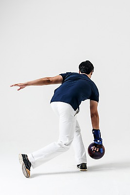 포토 JPG 스튜디오촬영 전신 남자 실내 한명 서기 들기 20대 성인 뒷모습 운동복 한국인 볼링 스윙 볼링공 굴리기 볼링선수 성인남자한명만 국내포토 1 옷 뷰포인트 포즈 공 모션 운동선수 사람 동양인 청년 내부 구기 볼링용품 남자한명만 성인남자만 파일형식