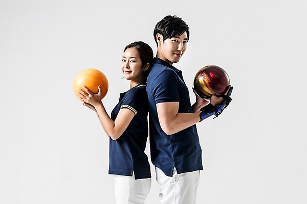 포토 JPG 스튜디오촬영 여자 남자 실내 웃음 들기 상반신 20대 성인 두명 옆모습 운동복 한국인 등맞대기 볼링 볼링공 볼링선수 성인만 국내포토 옷 뷰포인트 공 모션 운동선수 표정 사람 동양인 청년 내부 구기 볼링용품 파일형식