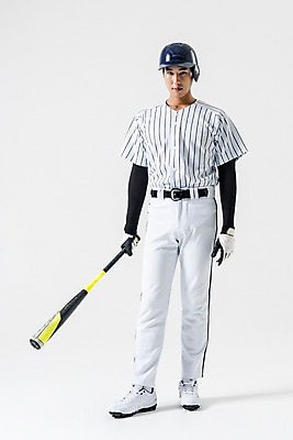 포토 JPG 스튜디오촬영 전신 남자 실내 한명 서기 들기 20대 성인 앞모습 야구 한국인 야구방망이 타자 야구선수 야구복 야구헬멧 성인남자한명만 국내포토 1 뷰포인트 모션 운동선수 사람 동양인 청년 내부 운동복 구기 야구용품 헬멧 남자한명만 성인남자만 파일형식