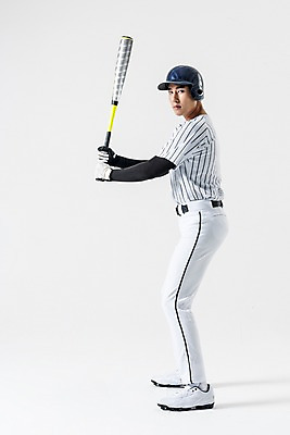 포토 JPG 스튜디오촬영 전신 남자 실내 한명 서기 들기 20대 성인 옆모습 야구 한국인 야구방망이 타자 야구선수 스윙 야구복 야구헬멧 성인남자한명만 국내포토 1 뷰포인트 포즈 모션 운동선수 사람 동양인 청년 내부 운동복 구기 야구용품 헬멧 남자한명만 성인남자만 파일형식