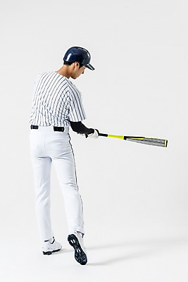 포토 JPG 스튜디오촬영 전신 남자 실내 한명 서기 들기 20대 성인 뒷모습 야구 한국인 야구방망이 타자 야구선수 스윙 야구복 야구헬멧 성인남자한명만 국내포토 1 뷰포인트 포즈 모션 운동선수 사람 동양인 청년 내부 운동복 구기 야구용품 헬멧 남자한명만 성인남자만 파일형식