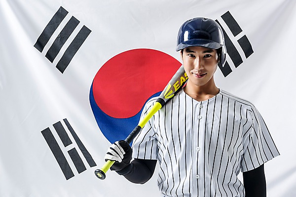 포토 JPG 스튜디오촬영 남자 실내 한명 미소 들기 상반신 20대 성인 앞모습 야구 한국인 야구방망이 타자 야구선수 태극기 야구복 국가대표 야구헬멧 성인남자한명만 국내포토 1 뷰포인트 모션 운동선수 표정 사람 동양인 청년 내부 운동복 구기 야구용품 국기 헬멧 남자한명만 성인남자만 파일형식