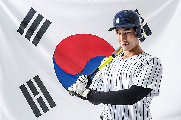 포토 JPG 스튜디오촬영 남자 실내 한명 미소 들기 상반신 20대 성인 앞모습 야구 한국인 야구방망이 타자 야구선수 태극기 야구복 국가대표 야구헬멧 성인남자한명만 국내포토 1 뷰포인트 모션 운동선수 표정 사람 동양인 청년 내부 운동복 구기 야구용품 국기 헬멧 남자한명만 성인남자만 파일형식